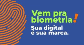 Banner retangular na cor azul. Sobre a parte azul, está escrita a frase 'A biometria voltou'.
