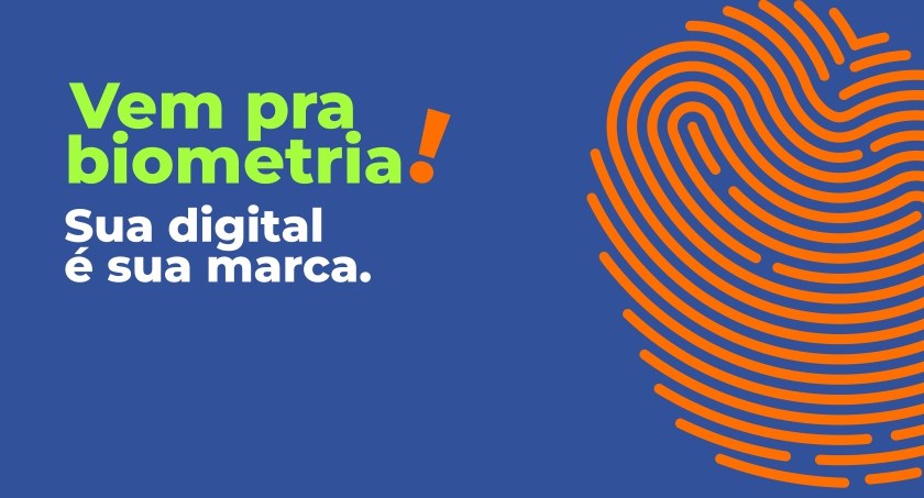 Banner com fundo azul. No canto esquerdo, o desenho de uma impressão digital na cor laranja. No ...