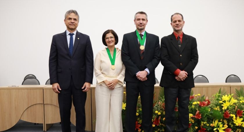 Comemoração do Dia do Servidor Público tem homenagem do TRE a servidores Medalha Levindo Coelho com os servidores Suely e Rodolfo, e os dirigentes do TRE-MG