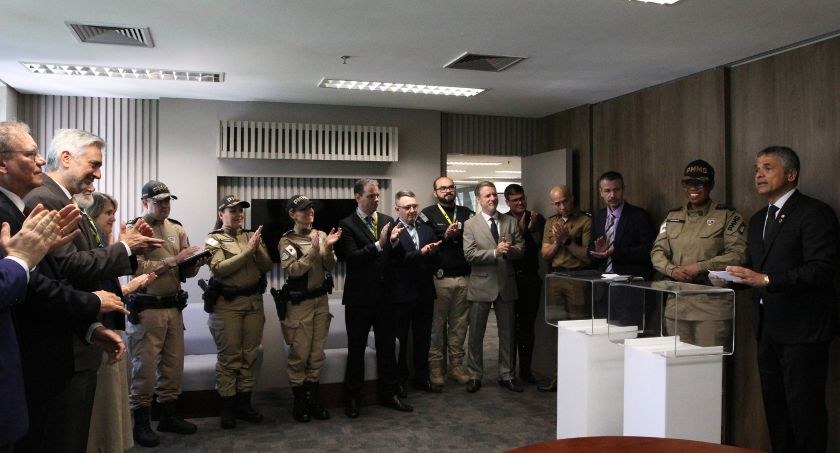Autoridades acompanham a assinatura de convênio entre TRE-MG e PMMG