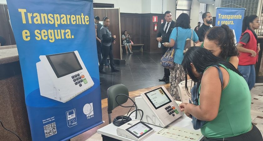 TRE-MG levou urnas eletrônicas de treinamento e distribuiu colinhas para quem passou pela UAI Pr...