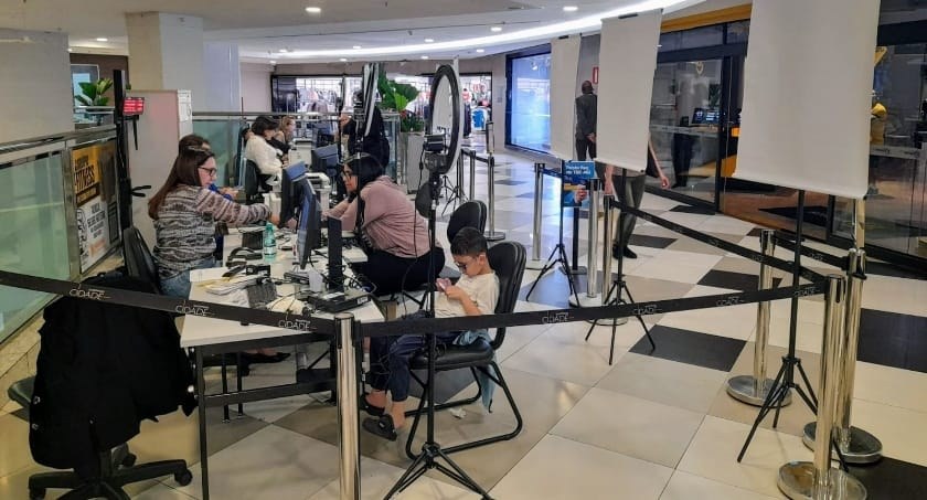 Foto mostra guichês de atendimento do TRE no Shopping Cidade