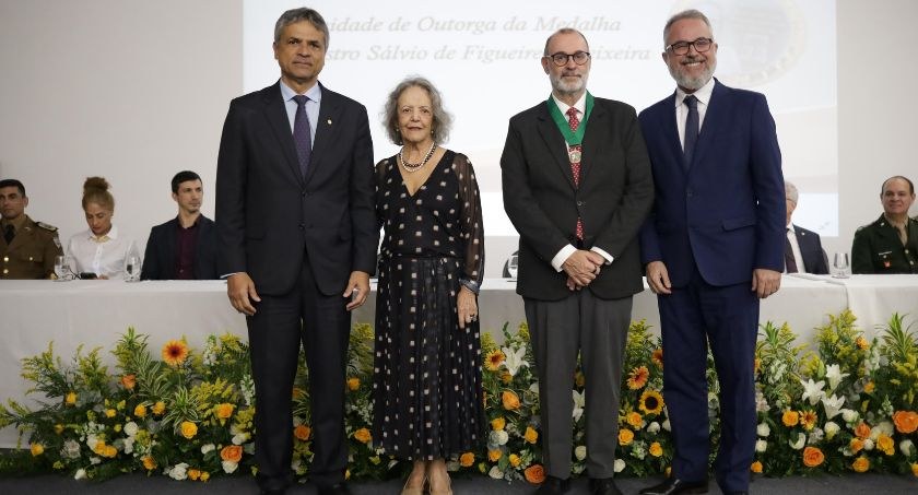 Foto da entrega da Medalha da EJE-MG ao ministro Sebastião Reis