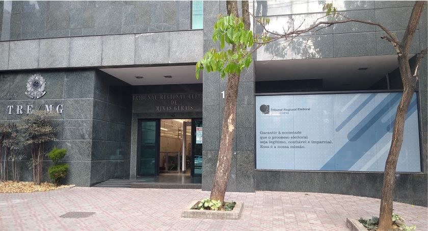 TRE-MG amplia a força de trabalho em preparação para as Eleições 2026 Foto da fachada do edifício-sede do TRE, em granito escuro.