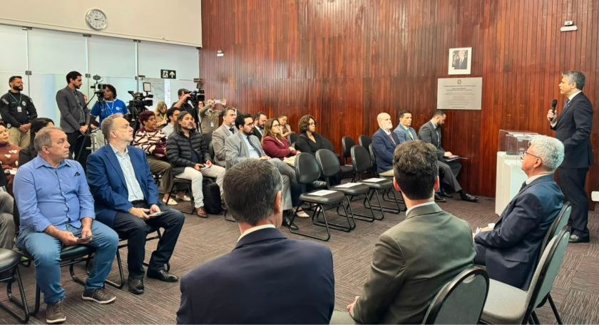 Desembargadores Carlos Henrique Perpétuo Braga e Sálvio Chaves de pé. Em primeiro plano, plateia...