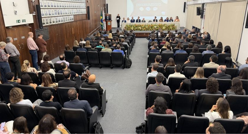 TRE-MG premia desempenho das zonas eleitorais Foto mostra o auditório do TRE-MG, com a plateia lotada.