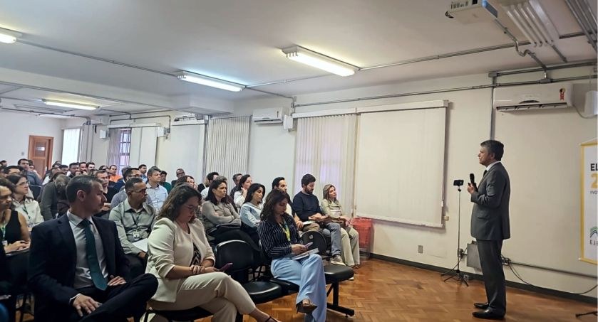 Foto mostra o desembargador Carlos Henrique Perpétuo Braga discursando para servidores do TRE-MG