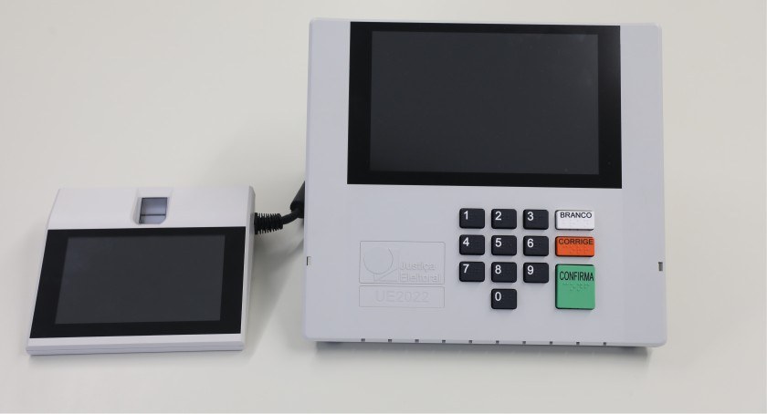 Foto de urna eletrônica modelo 2022, com o terminal do mesário do lado esquerdo.