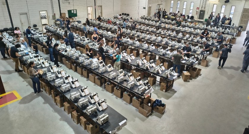 Equipamentos estão recebendo sistema de votação, dados de candidatos e eleitores e a mídia de gr...