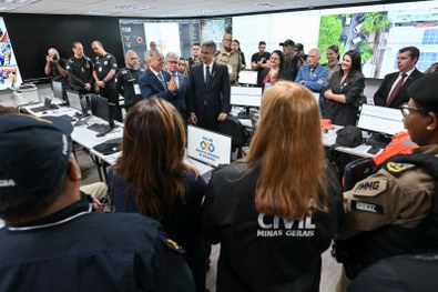 Coordenadora de acessibilidade auxilia um eleitor com deficiência visual