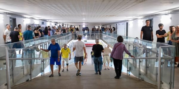 Foto mostra movimentação de eleitores na escola Estadual Central, em Belo Horizonte.