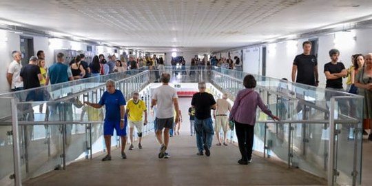 Foto mostra movimentação de eleitores na escola Estadual Central, em Belo Horizonte.