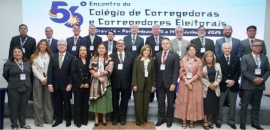 Corregedoras e corregedores posam para a foto. Todos estão de pé.