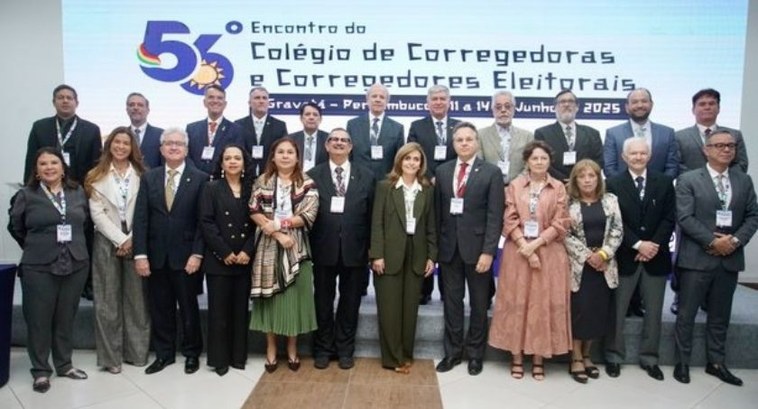 56º Encontro CCORELB Corregedoras e corregedores posam para a foto. Todos estão de pé.