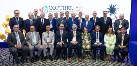 Presidentes dos TREs posam para a foto. Alguns estão sentados em cadeiras e outros estão de pé.