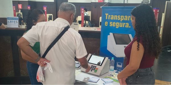 Eleitor vota em urna eletrônica de treinamento