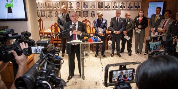 Foto mostra o des. Sebastião Geraldo de Oliveira, presidente do TRT-MG, durante discurso. Atrás ...