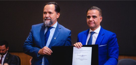 assinatura acordo OAB Desembargador Ramom Tácio e Gustavo Chalfun, presidente da OAB/MG, posam para a foto segurando u...