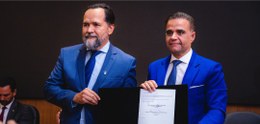 Desembargador Ramom Tácio e Gustavo Chalfun, presidente da OAB/MG, posam para a foto segurando u...