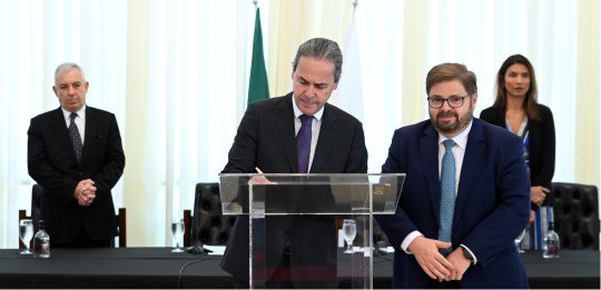 Desembargador Maurício Soares assinando termo de cooperação com a ALMG. Deputado Agostinho Patru...