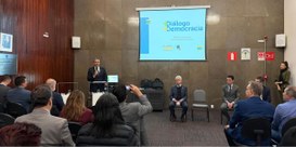 Foto mostra o desembargador Carlos Henrique Perpétuo Braga de pé, no canto esquerdo. Em primeiro...