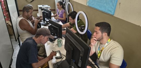 Servidores Cleiton, Bruno e Graceane atendem eleitores indígenas