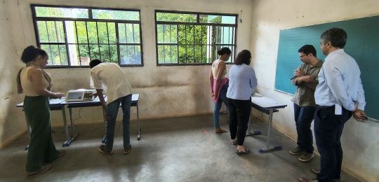 Servidores Cleiton, Bruno e Graceane atendem eleitores indígenas