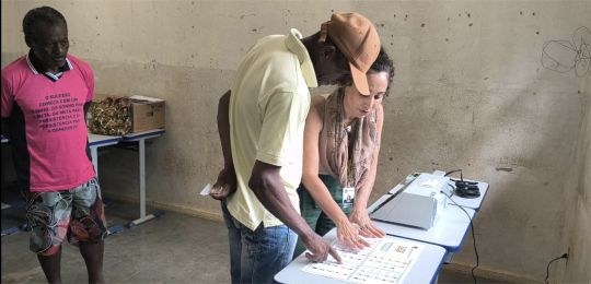 Servidores Cleiton, Bruno e Graceane atendem eleitores indígenas