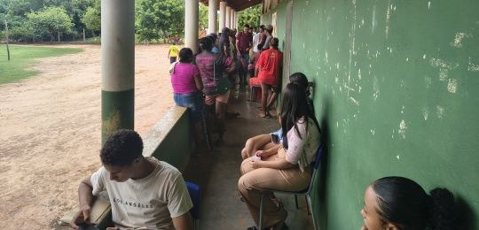 Servidores Cleiton, Bruno e Graceane atendem eleitores indígenas