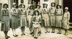 A mineira Elvira Komel ao lado das mulheres que formavam o batalhão feminino na luta pelo voto d...