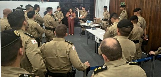 Wellerson Amarante, secretário de TI do TRE-MG, durante palestra. Junto dele há um telão com inf...