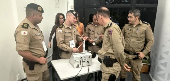 Wellerson Amarante, secretário de TI do TRE-MG, durante palestra. Junto dele há um telão com inf...