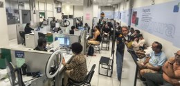 Foto mostra eleitoras e eleitores sendo atendidos e aguardando atendimento na Central de Atendim...