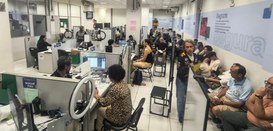 Foto mostra eleitoras e eleitores sendo atendidos e aguardando atendimento na Central de Atendim...