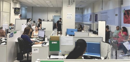 CAE Contorno Ambiente de uma central de atendimento ao eleitor. É possível ver servidores do TRE e eleitores ...