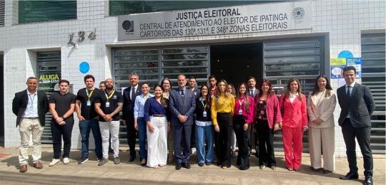 Dirigentes do TRE e servidores posam em frente à Central de Atendimento ao Eleitor de Ipatinga.