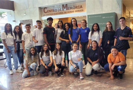 Adolescentes posam para foto em frente ao Centro de Memória
