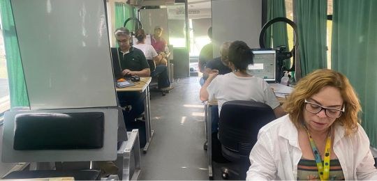 Mesas de atendimento dentro do ônibus TRE Aqui.