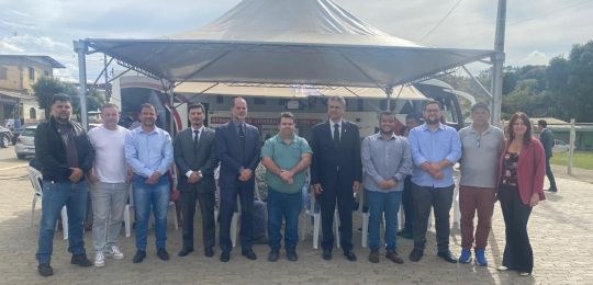 Dirigentes do TRE Aqui posam com o prefeito, vice-prefeito e vereadores de Ipaba.