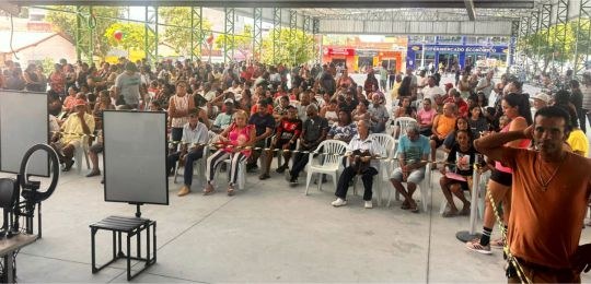 Foto mostra uma eleitora idosa e sua acompanhante durante atendimento no ônibus TRE Aqui.