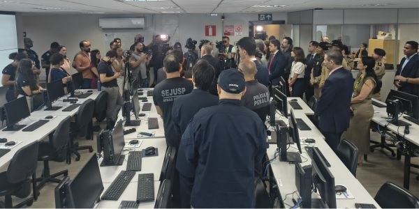 Foto de entrevista coletiva do Gabinete Integrado de Segurança, com dezenas de jornalistas, repr...