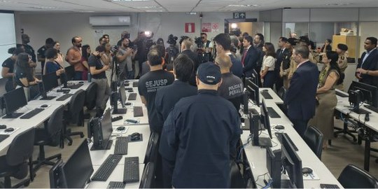 Foto de entrevista coletiva do Gabinete Integrado de Segurança, com dezenas de jornalistas, repr...