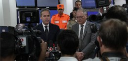 Desembargador Maurício Soares e juiz Paulo Tamburini cercados por jornalistas