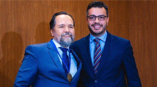 Desembargador Ramom Tácio e vereador Alexandre Prado posam para a foto.