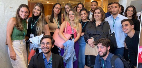 Integrante da Corte Patrícia Henriques com alunos da Faculdade Milton Campos.
