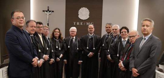 Corte Eleitoral mineira - abril 2026 Foto mostra 12 integrantes da Corte Eleitoral mineira. Ao centro, os desembargadores Sálvio Chav...