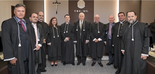 Integrantes da Corte Eleitoral mineira na posse do juiz Henrique Marinho