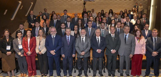 Curso de Formação Inicial - Juízes Foto mostra cerca de 60 pessoas de pé, dentro de um auditório, posando para a foto.
