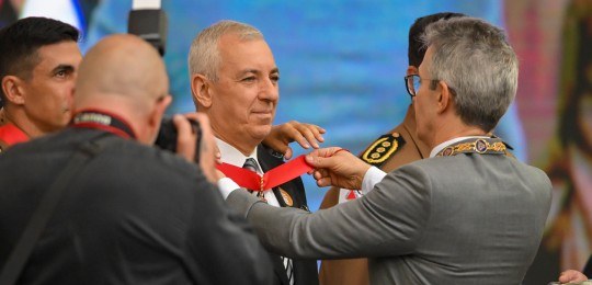 Ministro Carlos Horbach recebe medalha do governador de Minas Gerais, Romeu Zema.