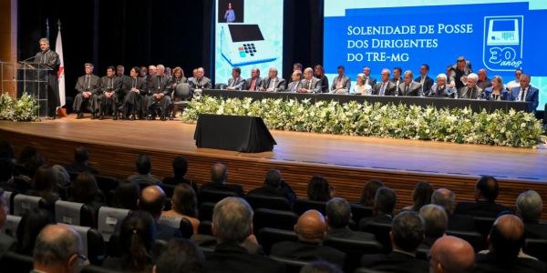 Foto do Desembargador Carlos Henrique Perpétuo Braga durante discurso, no canto esquerdo da foto...